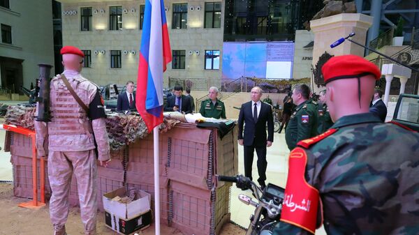 Президент РФ Владимир Путин во время осмотра выставки перед расширенным заседанием коллегии министерства обороны РФ. 18 декабря 2018 Президент РФ Владимир Путин во время осмотра выставки перед расширенным заседанием коллегии министерства обороны РФ. 18 декабря 2018
