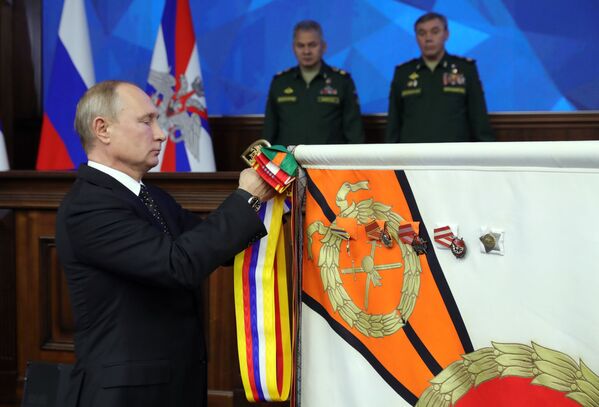 Владимир Путин на церемонии награждения Восточного военного округа орденом Суворова. 18 декабря 2018 Владимир Путин на церемонии награждения Восточного военного округа орденом Суворова. 18 декабря 2018