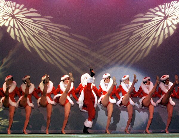 Девушки из Radio City Rockettes во время выступления в Лас-Вегасе Девушки из Radio City Rockettes во время выступления в Лас-Вегасе