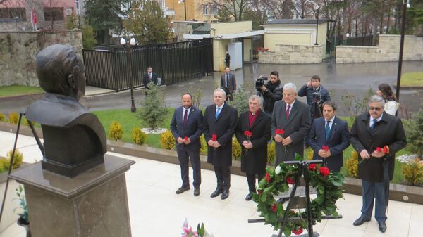 Возложение цветов к бюсту погибшего посла РФ в Турции Андрея Карлова в посольстве России в Анкаре. 19 декабря 2018 Возложение цветов к бюсту погибшего посла РФ в Турции Андрея Карлова в посольстве России в Анкаре. 19 декабря 2018