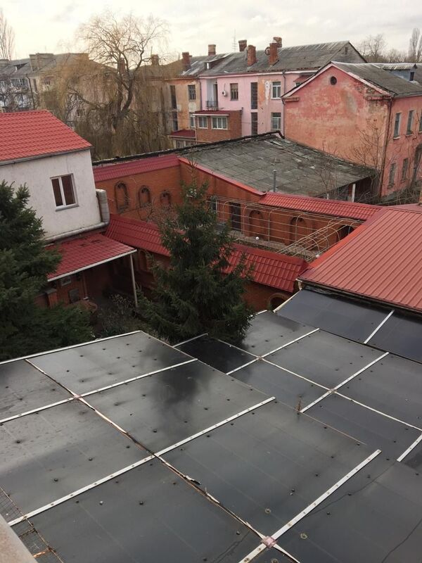 Вид из окна дома на двор экс-мэра Керчи Олега Осадчего Вид из окна дома на двор экс-мэра Керчи Олега Осадчего