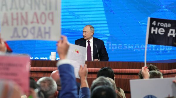 Президент РФ Владимир Путин во время ежегодной большой пресс-конференции Президент РФ Владимир Путин во время ежегодной большой пресс-конференции
