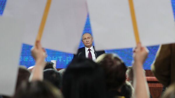 Президент РФ Владимир Путин во время ежегодной большой пресс-конференции Президент РФ Владимир Путин во время ежегодной большой пресс-конференции