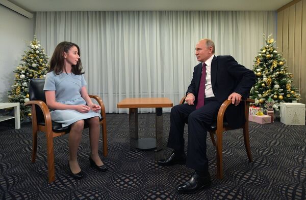Президент РФ Владимир Путин во время интервью семнадцатилетней Регине Парпиевой, одной из участниц проекта Мечтай со мной Президент РФ Владимир Путин во время интервью семнадцатилетней Регине Парпиевой, одной из участниц проекта Мечтай со мной