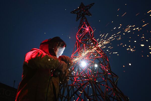 Художница Александра Weld Queen изготавливает арматурную ёлку на мастер-классе по сварке ёлочных игрушек в творческом кластере Октава в Туле Художница Александра Weld Queen изготавливает арматурную ёлку на мастер-классе по сварке ёлочных игрушек в творческом кластере Октава в Туле