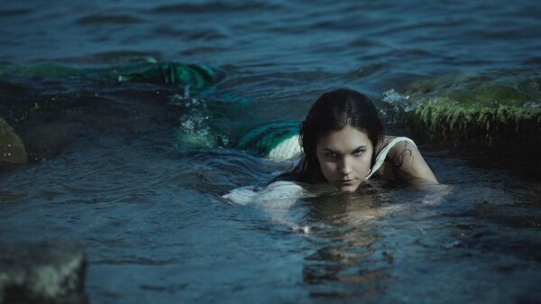 Александра Кузнецова фотографируется на море Александра Кузнецова фотографируется на море