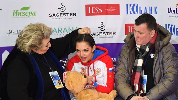 Татьяна Тарасова, Евгения Медведева (в центре) и Брайан Орсер