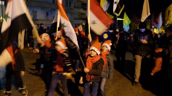 Сирийские дети на церемонии включения праздничных огней на рождественской елке, установленной на центральной площади города Маалюля Сирийские дети на церемонии включения праздничных огней на рождественской елке, установленной на центральной площади города Маалюля