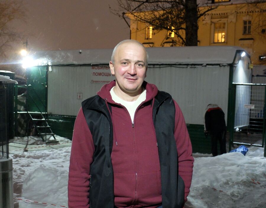 Подопечный «Ангара спасения» Алексей Евгеньевич во дворе, где находится палатка для бездомных Подопечный «Ангара спасения» Алексей Евгеньевич во дворе, где находится палатка для бездомных
