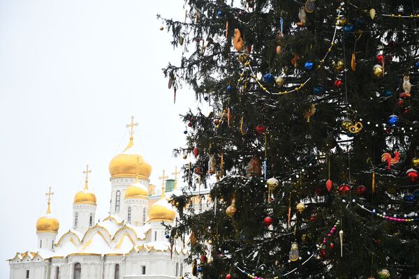 Украшенная новогодняя елка на Соборной площади Московского Кремля. На втором плане: Благовещенский собор Украшенная новогодняя елка на Соборной площади Московского Кремля. На втором плане: Благовещенский собор