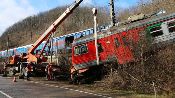 Два вагона пригородной электрички сошли с рельсов из-за селя в Краснодарском крае. 24 декабря 2018 Два вагона пригородной электрички сошли с рельсов из-за селя в Краснодарском крае. 24 декабря 2018
