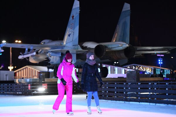 Отдыхающие на открытии Города зимы на территории ВДНХ в Москве Отдыхающие на открытии Города зимы на территории ВДНХ в Москве