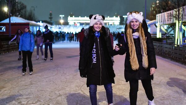 Отдыхающие на открытии катка в рамках восьмого зимнего сезона в Парке Горького в Москве Отдыхающие на открытии катка в рамках восьмого зимнего сезона в Парке Горького в Москве