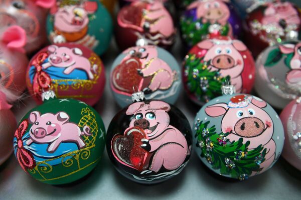 Стеклянные елочные украшения на фабрике игрушек Бирюсинка в Красноярске Стеклянные елочные украшения на фабрике игрушек Бирюсинка в Красноярске