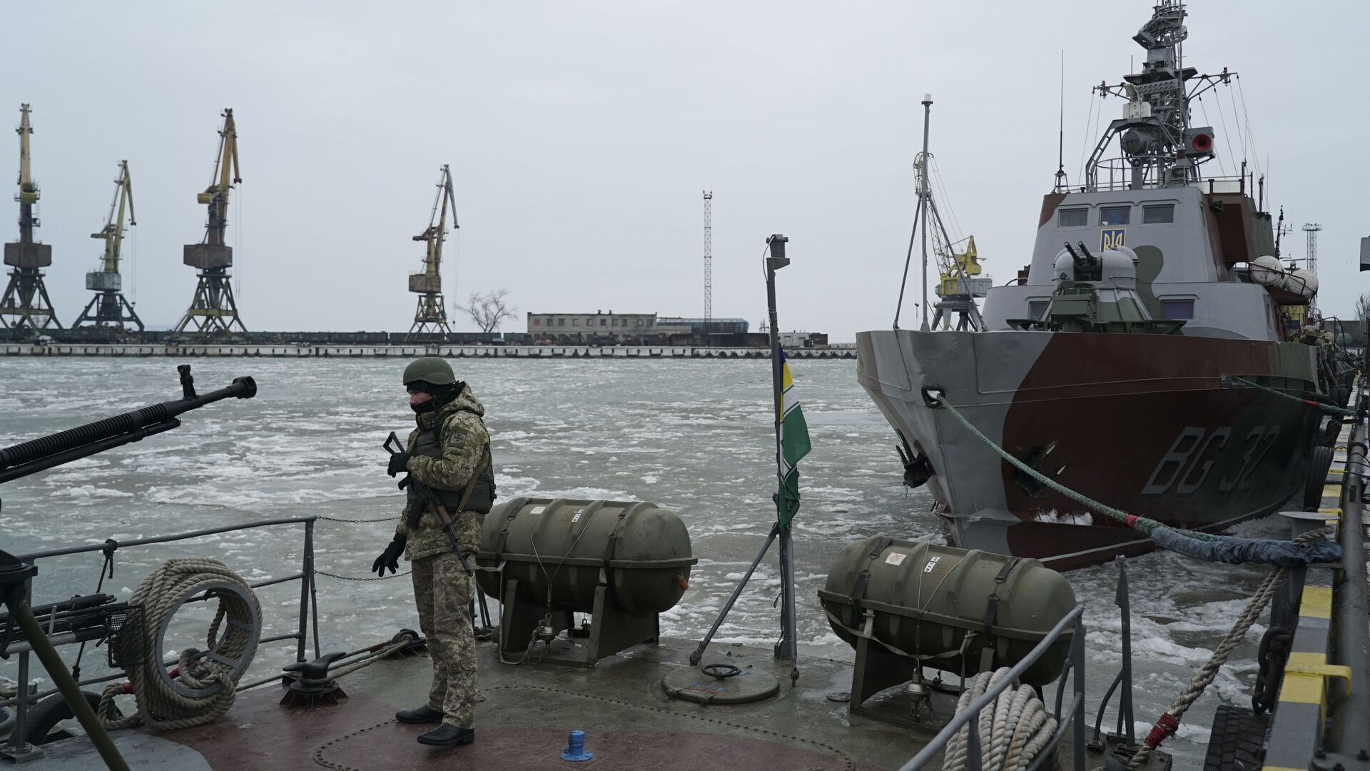 Украинский военнослужащий на борту корабля береговой охраны в порту Мариуполя Украинский военнослужащий на борту корабля береговой охраны в порту Мариуполя - РИА Новости, 1920, 14.06.2021
