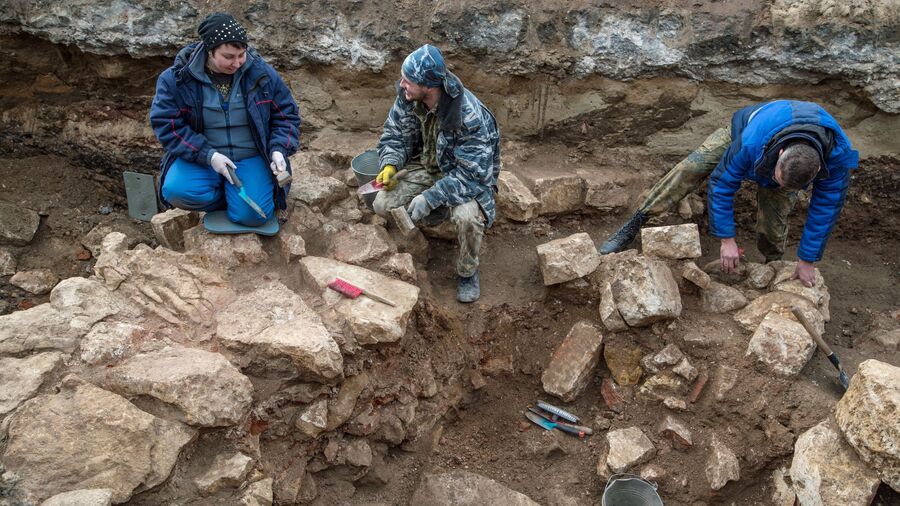 Археологи ведут раскопки на месте снесенного 14-го корпуса Кремля в Москве Археологи ведут раскопки на месте снесенного 14-го корпуса Кремля в Москве