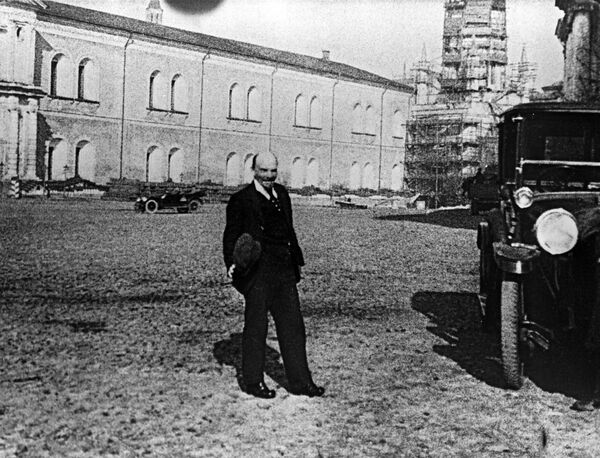 Владимир Ленин на прогулке во дворе Кремля. 16 октября 1918 года Владимир Ленин на прогулке во дворе Кремля. 16 октября 1918 года
