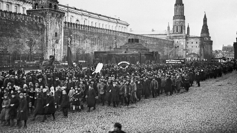 Празднование VIII годовщины Октябрьской революции. Демонстрация трудящихся на Красной площади. 1925 год Празднование VIII годовщины Октябрьской революции. Демонстрация трудящихся на Красной площади. 1925 год