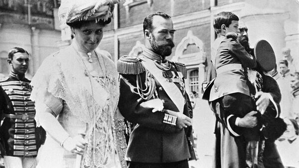 Российский император Николай II и мператрица Александра Федоровна в Кремле. Празднование 300-летия Дома Романовых Российский император Николай II и мператрица Александра Федоровна в Кремле. Празднование 300-летия Дома Романовых