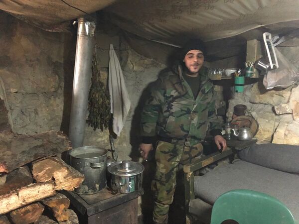 На передовой позиции армии САР в горной Латакии, на границе провинции Идлиб На передовой позиции армии САР в горной Латакии, на границе провинции Идлиб
