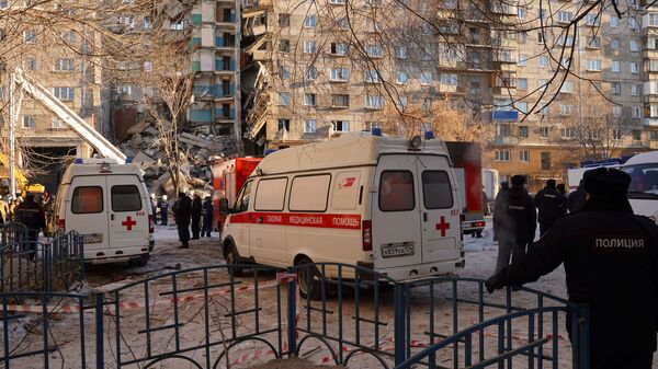 Автомобили скорой медицинской помощи на месте обрушения одного из подъездов жилого дома в Магнитогорске. 31 декабря 2018 Автомобили скорой медицинской помощи на месте обрушения одного из подъездов жилого дома в Магнитогорске. 31 декабря 2018
