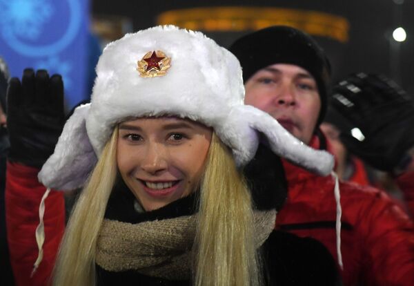 Девушка во время встречи Нового года - 2019 у Центральной елки в Казани Девушка во время встречи Нового года - 2019 у Центральной елки в Казани