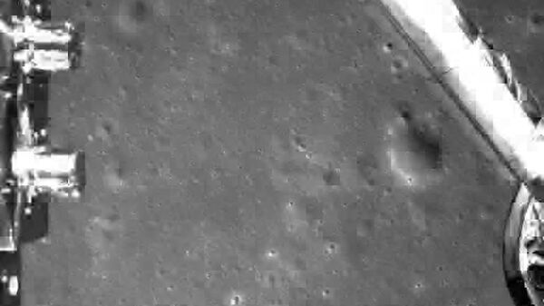 Изображение, полученное китайским лунным аппаратом Чанъэ-4 во время посадки. 3 января 2019 Изображение, полученное китайским лунным аппаратом Чанъэ-4 во время посадки. 3 января 2019