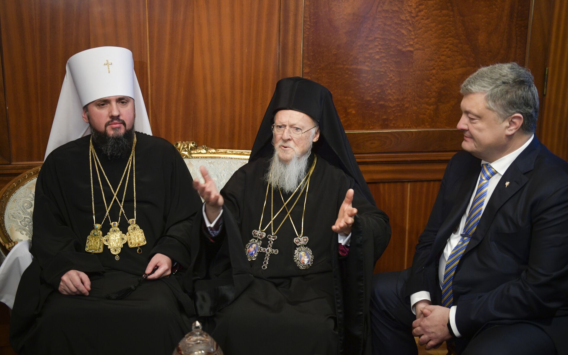 Президент Украины Петр Порошенко, Митрополит Епифаний и Вселенский Патриарх Варфоломей перед церемонией подписания томоса в Стамбуле, Турция. 5 января 2019 Президент Украины Петр Порошенко, Митрополит Епифаний и Вселенский Патриарх Варфоломей перед церемонией подписания томоса в Стамбуле, Турция. 5 января 2019 - РИА Новости, 1920, 25.11.2020