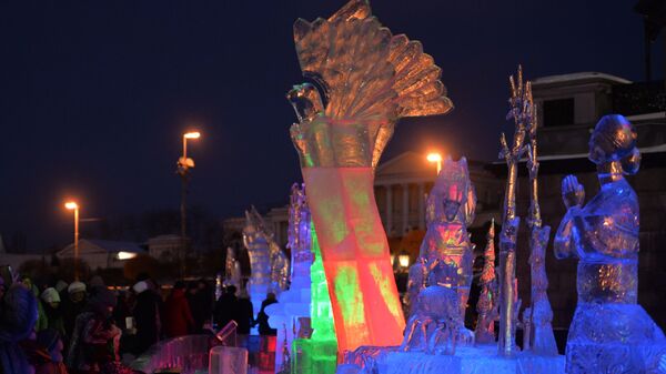Ледовые скульптуры у Храма-на-Крови в Екатеринбурге