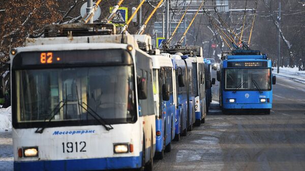 Троллейбусы стоят в пробке в связи с подтоплением Тушинского тоннеля после провала грунта в шлюзе №8 канала имени Москвы