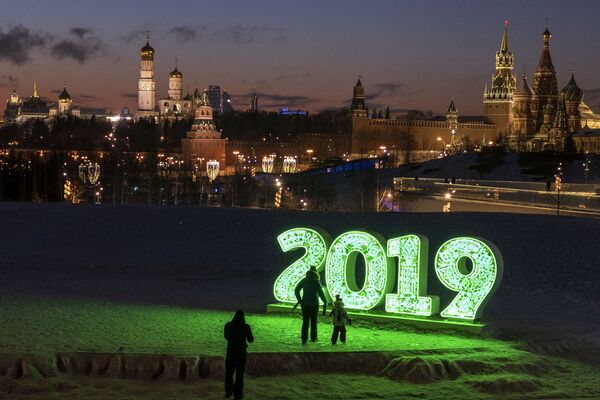 Посетители природно-ландшафтного парка Зарядье в Москве Посетители природно-ландшафтного парка Зарядье в Москве