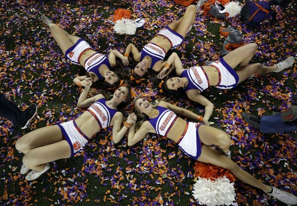 Девушки из группы поддержки клуба Clemson после игры NCAA в Калифорнии Девушки из группы поддержки клуба Clemson после игры NCAA в Калифорнии
