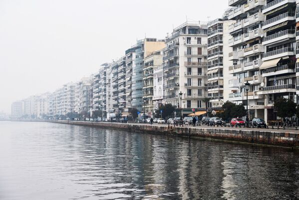 Жилые дома вдоль набережной Термического залива Эгейского моря в Салониках Жилые дома вдоль набережной Термического залива Эгейского моря в Салониках