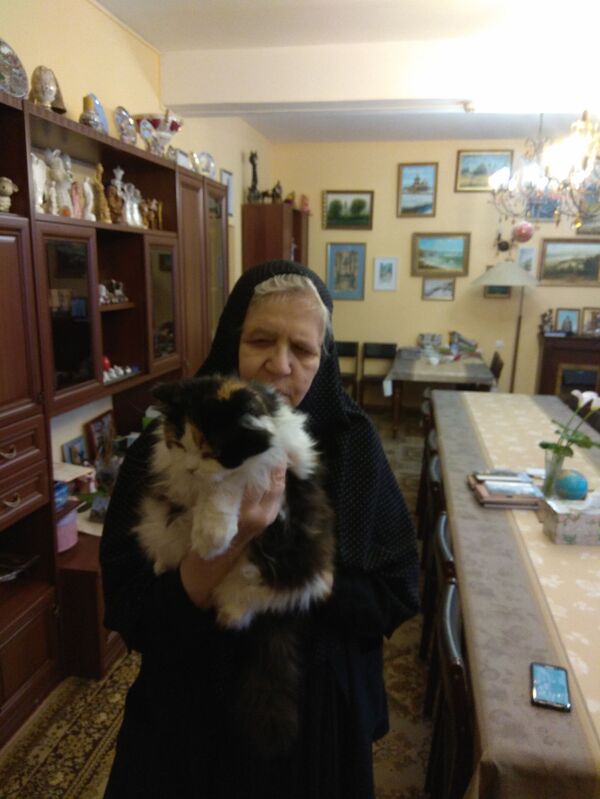 Сестра Серафима с кошкой на территории Богородице-Рождественского женского монастыря в селе Барятино, Калужская область Сестра Серафима с кошкой на территории Богородице-Рождественского женского монастыря в селе Барятино, Калужская область