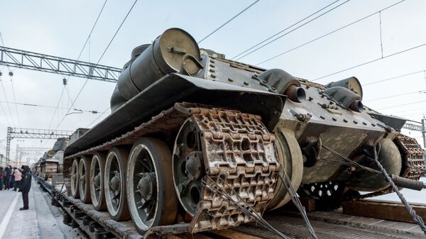 Эшелон с танками Т-34 Эшелон с танками Т-34