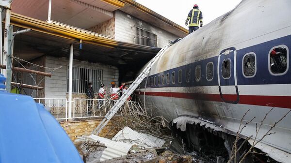 Спасатели на месте крушения транспортного самолета Boeing-707 в городе Карадж в пригороде Тегерана, Иран. 14 января 2019 Спасатели на месте крушения транспортного самолета Boeing-707 в городе Карадж в пригороде Тегерана, Иран. 14 января 2019