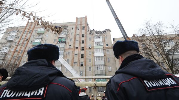 Сотрудники правоохранительных органов у девятиэтажного жилого дома в городе Шахты, в котором произошел взрыв бытового газа Сотрудники правоохранительных органов у девятиэтажного жилого дома в городе Шахты, в котором произошел взрыв бытового газа