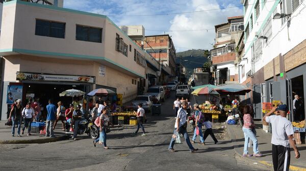 Прохожие на улице столицы Венесуэлы Каракаса