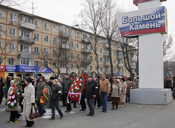 Похороны погибших на АПЛ Нерпа в городе Большой Камень Похороны погибших на АПЛ Нерпа в городе Большой Камень