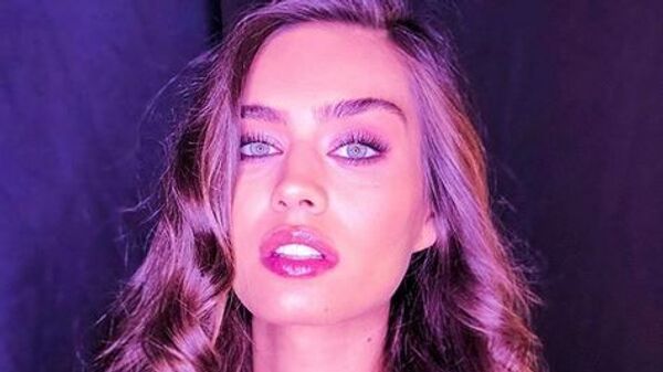 Модель Амине Гюльше Модель Амине Гюльше