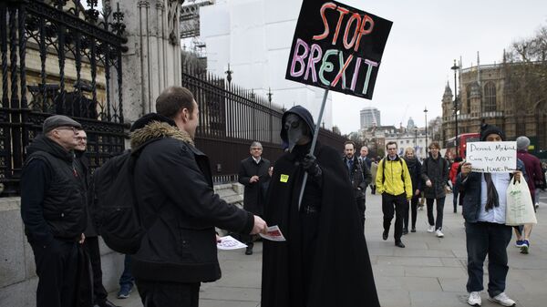 Участники акции против Brexit у здания парламента Великобритании в Лондоне. 15 января 2019 Участники акции против Brexit у здания парламента Великобритании в Лондоне. 15 января 2019