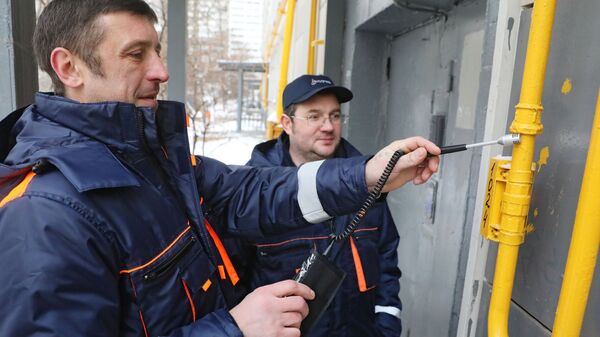 Сотрудники газовой службы проверяют газовые трубы. Архивное фото Сотрудники газовой службы проверяют газовые трубы. Архивное фото