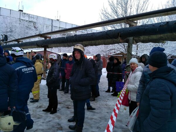 Жильцы дома в Шахтах забирают свои вещи Жильцы дома в Шахтах забирают свои вещи