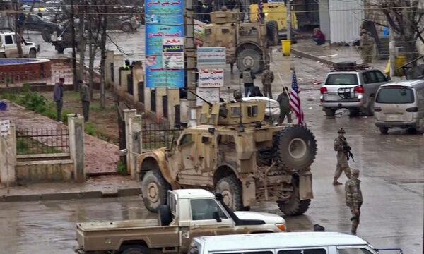 Военные США на месте теракта в сирийском городе Манбидж. 16 января 2019 Военные США на месте теракта в сирийском городе Манбидж. 16 января 2019