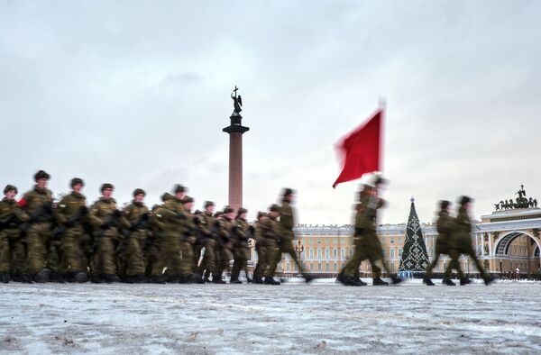 Участники репетиции парада в честь 75-летия снятия блокады Ленинграда на Дворцовой площади в Санкт-Петербурге