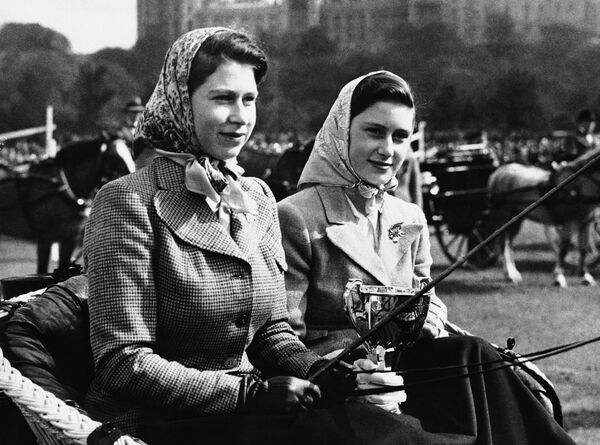 Принцессы Англии Елизавета и Маргарет Роуз. 1945 год Принцессы Англии Елизавета и Маргарет Роуз. 1945 год