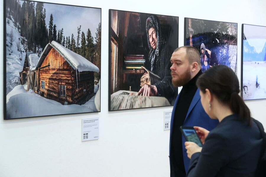 Посетители на общероссийском фестивале природы Первозданная Россия в Центральном доме художника в Москве Посетители на общероссийском фестивале природы Первозданная Россия в Центральном доме художника в Москве