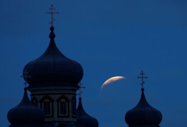 Лунное затмение в небе над селом Турец, Беларусь Лунное затмение в небе над селом Турец, Беларусь