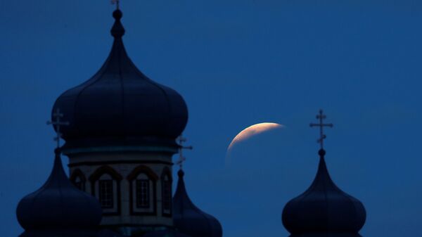 Лунное затмение в небе над селом Турец, Беларусь Лунное затмение в небе над селом Турец, Беларусь