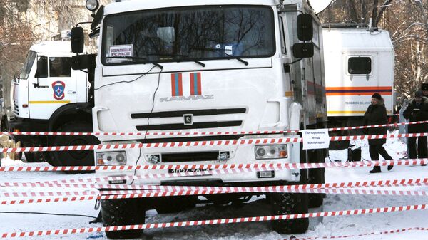 Автомобили МЧС России на месте обрушения одного из подъездов жилого дома в Магнитогорске, где произошел взрыв бытового газа. 1 января 2019 Автомобили МЧС России на месте обрушения одного из подъездов жилого дома в Магнитогорске, где произошел взрыв бытового газа. 1 января 2019
